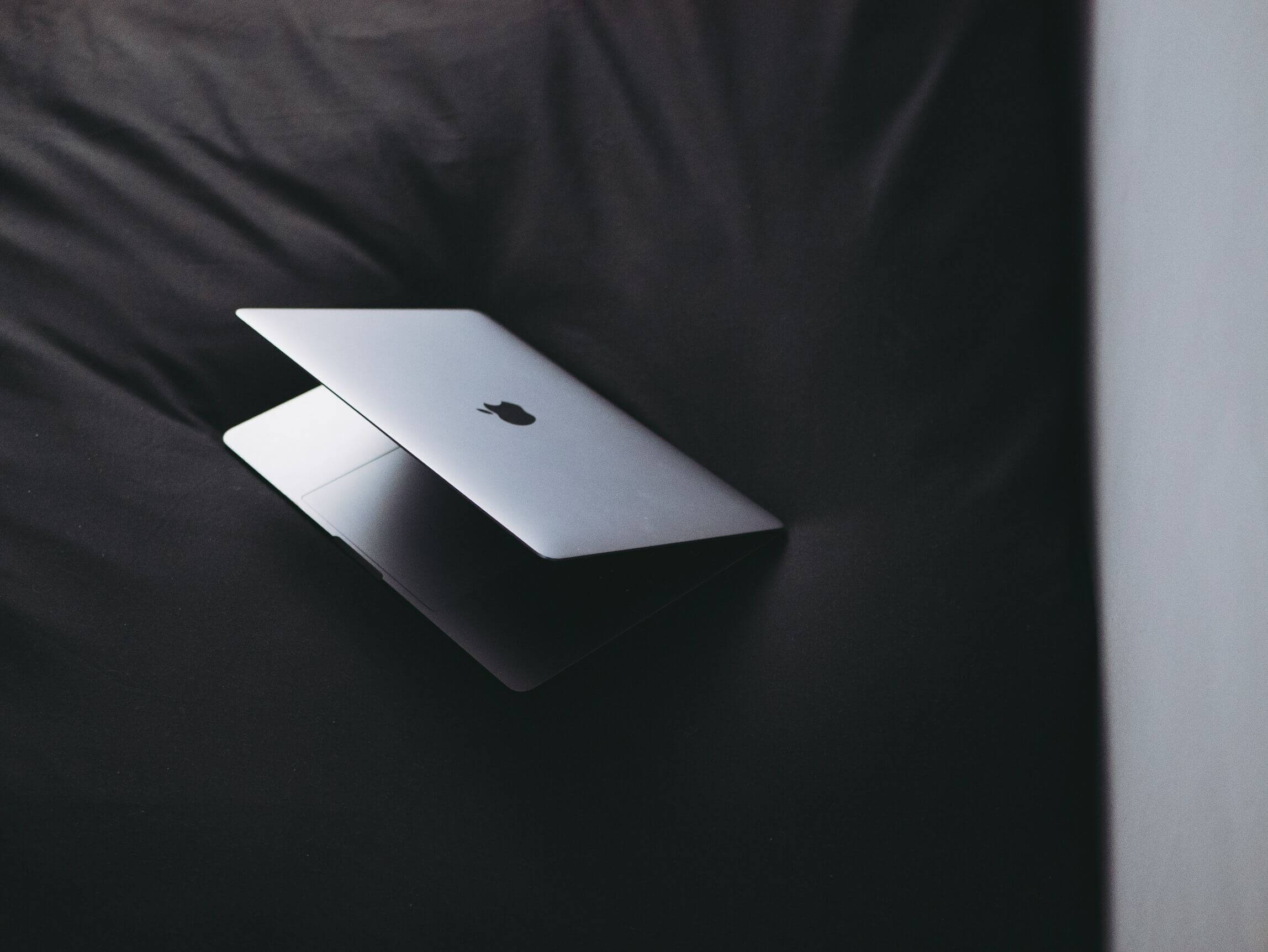 Как организовать пространство в док-панели на macOS