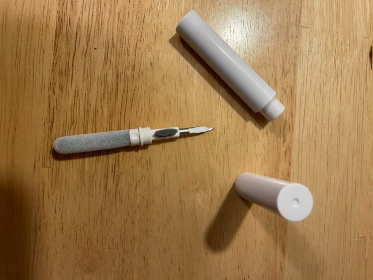 Набор для чистки наушников. Эта щетка позволит аккуратно почистить AirPods. Набор для чистки наушников. Эта щетка позволит аккуратно почистить AirPods. Фото.