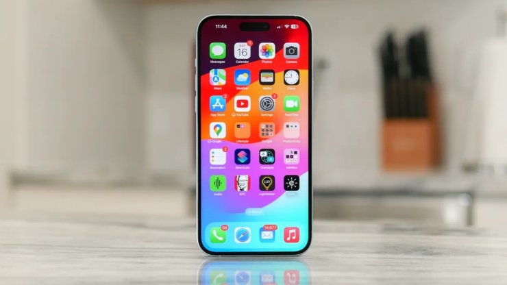 Экран в iPhone 15 Plus. Картинка на экране яркая и сочная. Изображение: tomsguide.com. Экран в iPhone 15 Plus. Картинка на экране яркая и сочная. Изображение: tomsguide.com. Фото.