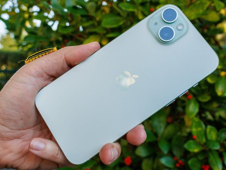 Размеры iPhone 15 Plus. Держать в руках даже такой большой смартфон все равно удобно. Изображение: notebookcheck-ru.com. Размеры iPhone 15 Plus. Держать в руках даже такой большой смартфон все равно удобно. Изображение: notebookcheck-ru.com. Фото.