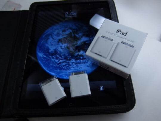 Адаптер для камеры iPad поддерживает USB-аудио и клавиатуры. Адаптер для камеры iPad поддерживает USB-аудио и клавиатуры. Фото.