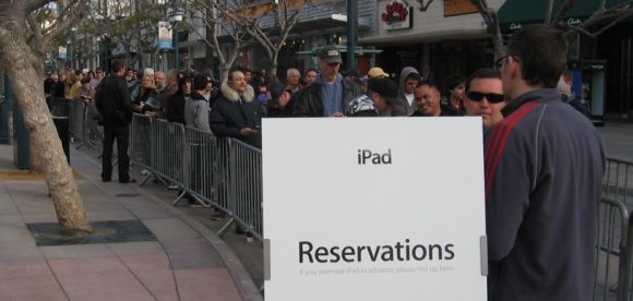 За первый день было продано более 300 000 iPad. За первый день было продано более 300 000 iPad. Фото.