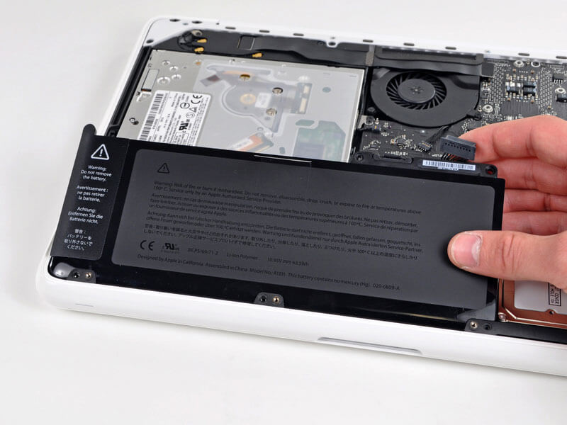 Вскрытие показало: батарея MacBook стала больше. Вскрытие показало: батарея MacBook стала больше. Фото.