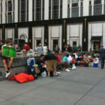 Очереди у магазинов Apple продолжают расти. Фото.