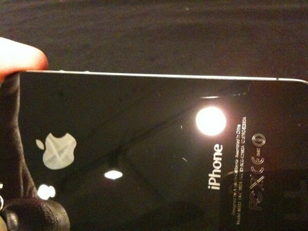 Появляются первые жалобы на недостатки iPhone 4. Появляются первые жалобы на недостатки iPhone 4. Фото.