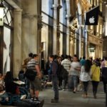 Очереди у магазинов Apple продолжают расти. Фото.