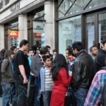 Очереди у магазинов Apple продолжают расти. Фото.