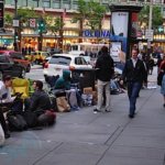 Очереди у магазинов Apple продолжают расти. Фото.