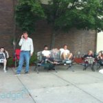 Очереди у магазинов Apple продолжают расти. Фото.