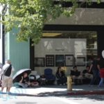 Очереди у магазинов Apple продолжают расти. Фото.