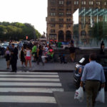 Очереди у магазинов Apple продолжают расти. Фото.