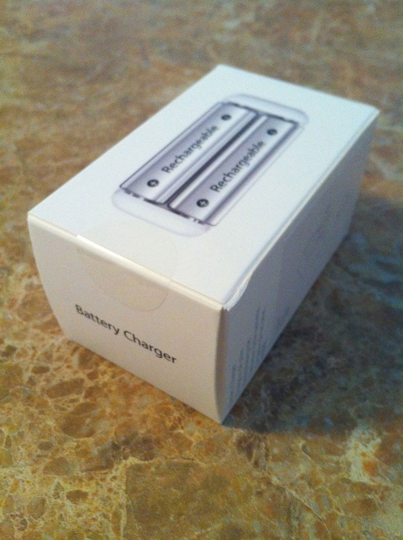 Первый взгляд на Apple Battery Charger и AA batteries. Первый взгляд на Apple Battery Charger и AA batteries. Фото.