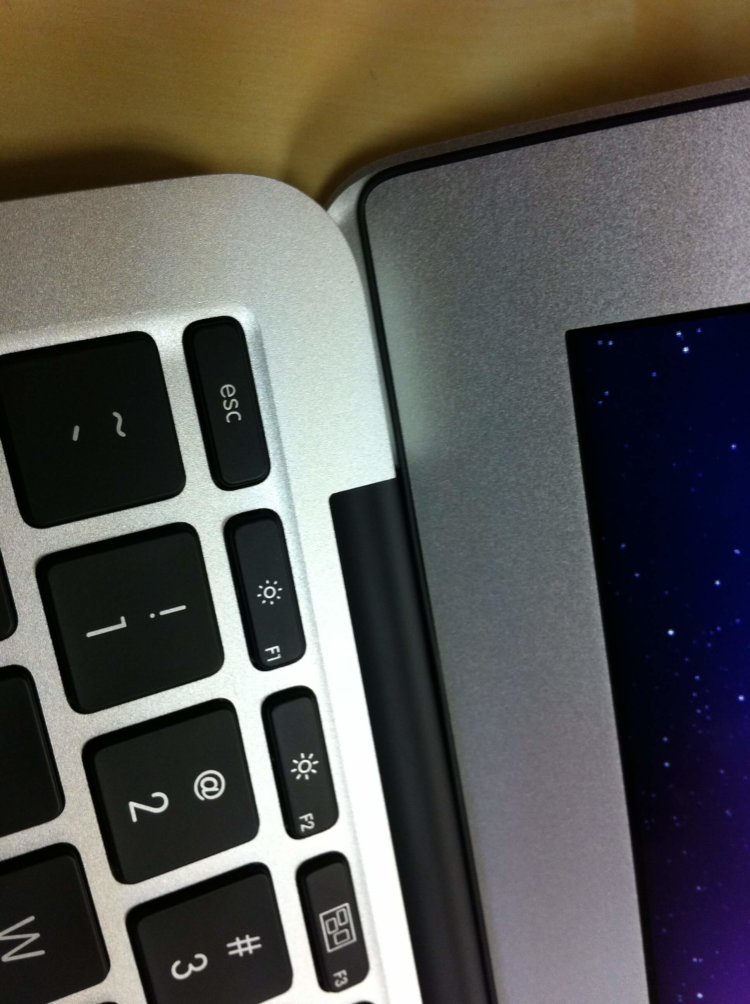Обзор нового поколения MacBook Air 2010 года. Чего не хватает. Обзор нового поколения MacBook Air 2010 года. Чего не хватает. Фото.