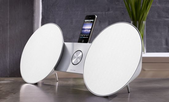 BeoSound 8 — идеальная док-станция для всех мобильных устройств на платформе iOS. BeoSound 8 — идеальная док-станция для всех мобильных устройств на платформе iOS. Фото.