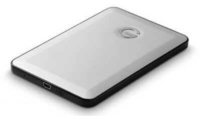 G-Drive Slim идеально подходит для MacBook Air. G-Drive Slim идеально подходит для MacBook Air. Фото.