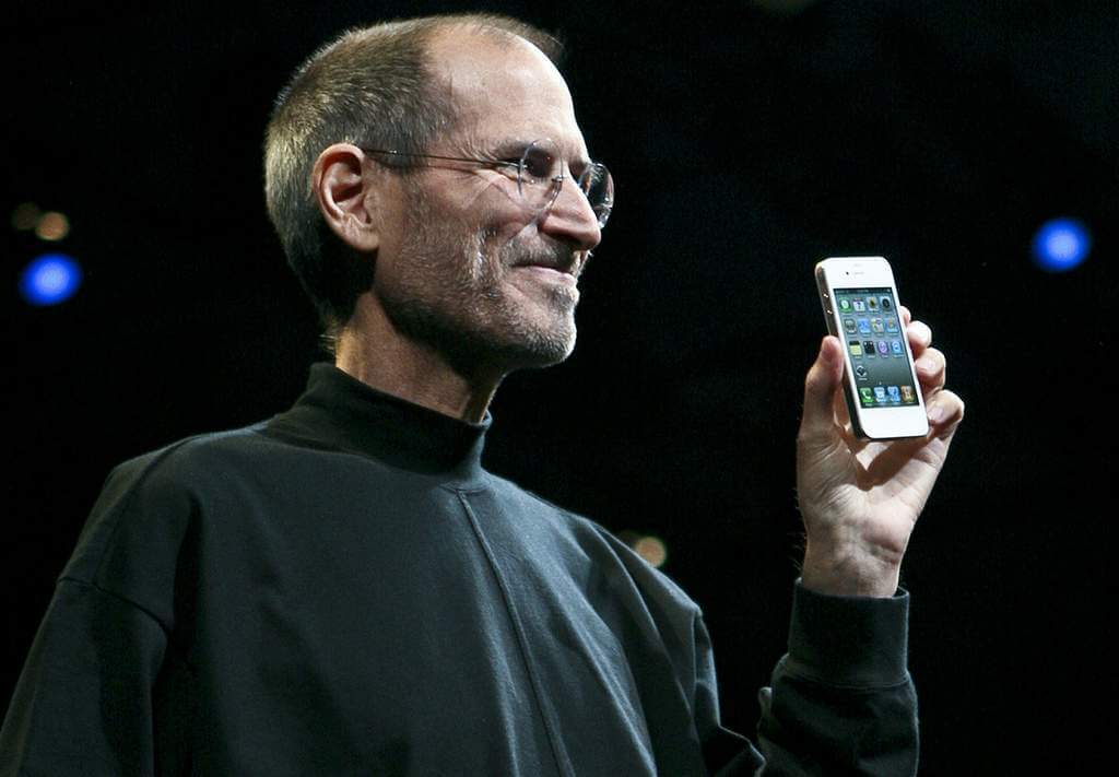Стив Джобс представляет iPhone 4 Стив Джобс представляет iPhone 4