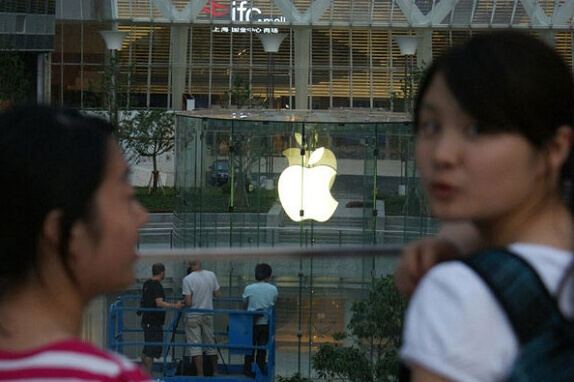 Девушки возле шанхайского магазина Apple Store Девушки возле шанхайского магазина Apple Store