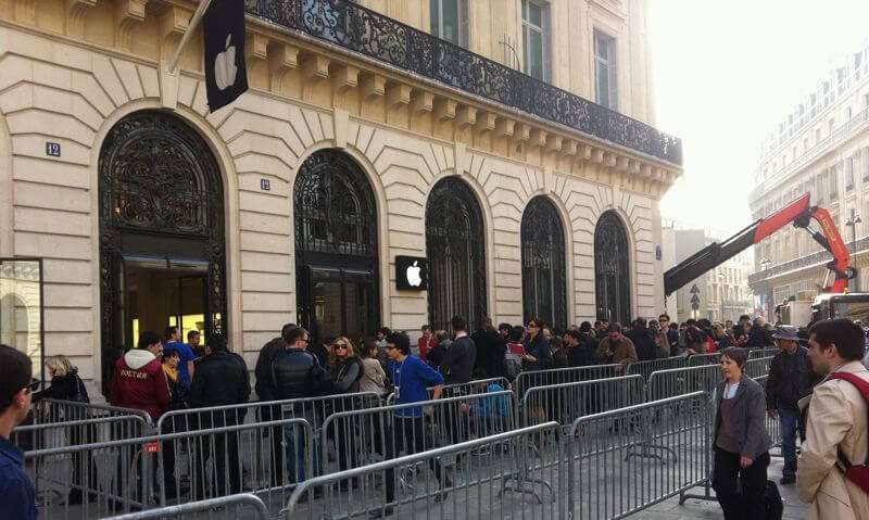 Очереди за iPad 2 во Франции становятся все больше и больше…. Очереди за iPad 2 во Франции становятся все больше и больше…. Фото.
