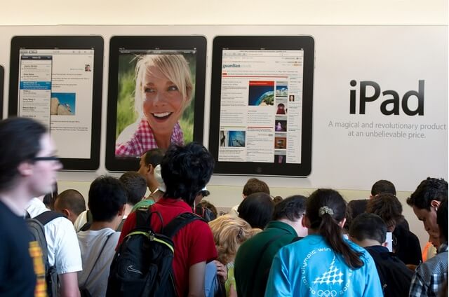 Лондонский Apple Store встречает iPad Лондонский Apple Store встречает iPad