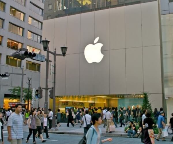 Apple Store стал единственным окном в мир для многих японцев. Apple Store стал единственным окном в мир для многих японцев. Фото.