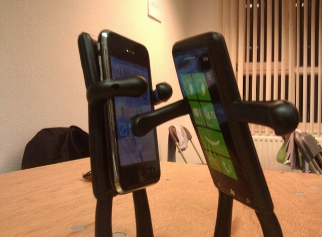 Windows Phone наступает на iPhone Windows Phone наступает на iPhone