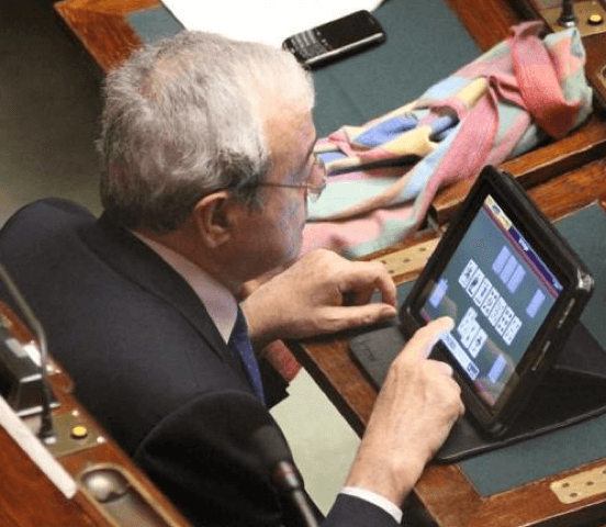 iPad — спасение от скуки в парламенте. Фото.