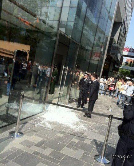Продажи iPad 2 в Китае начались с драки в Apple Store в Пекине. Продажи iPad 2 в Китае начались с драки в Apple Store в Пекине. Фото.