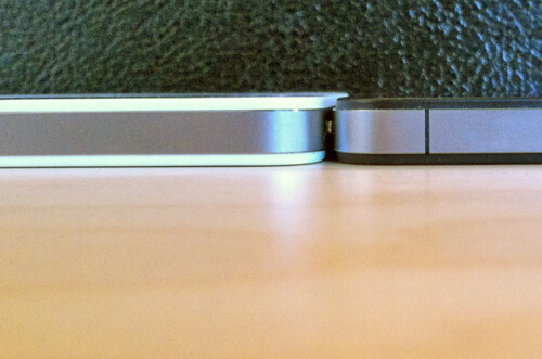 Apple: Белый iPhone 4 не толще черной версии. Apple: Белый iPhone 4 не толще черной версии. Фото.