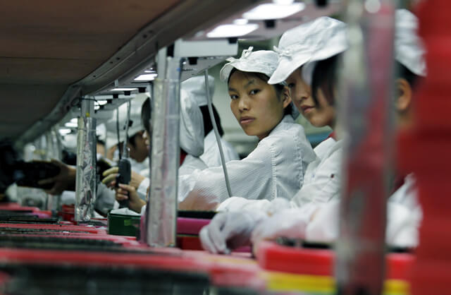 Рабочие Foxconn клянутся больше не совершать самоубийства. Рабочие Foxconn клянутся больше не совершать самоубийства. Фото.