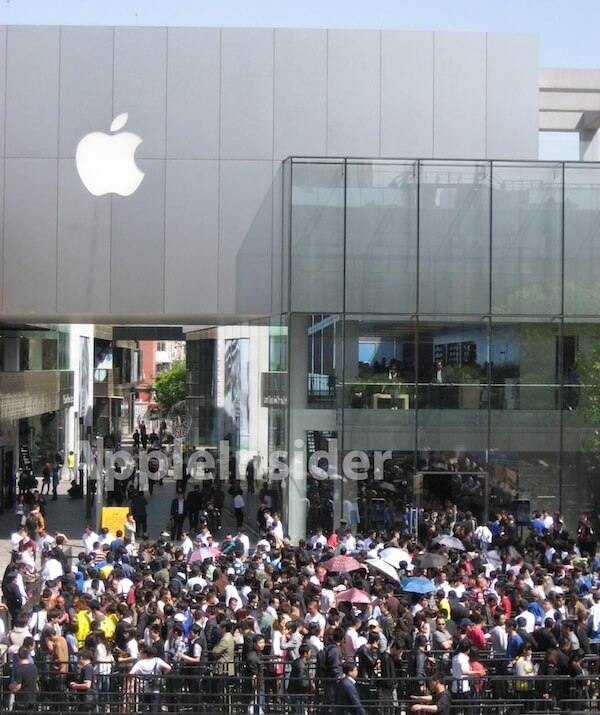 Продажи iPad 2 в Китае начались с драки в Apple Store в Пекине. Продажи iPad 2 в Китае начались с драки в Apple Store в Пекине. Фото.