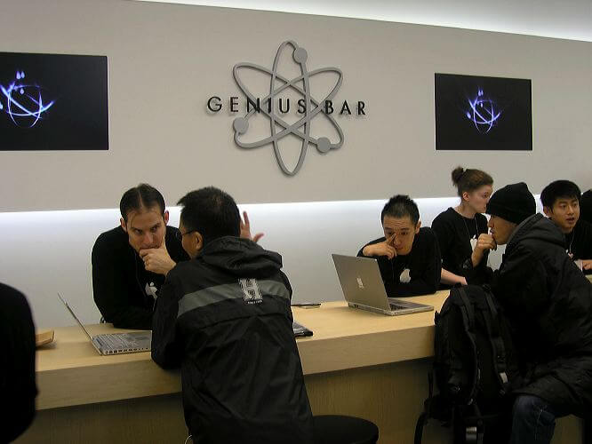 Первая десятилетка Apple Store. Десять лет Apple Store: причины успеха. Первая десятилетка Apple Store. Десять лет Apple Store: причины успеха. Фото.