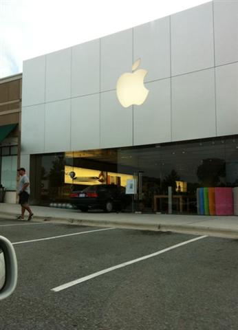 Ниндзя атакует магазин Apple. Ниндзя атакует магазин Apple. Фото.