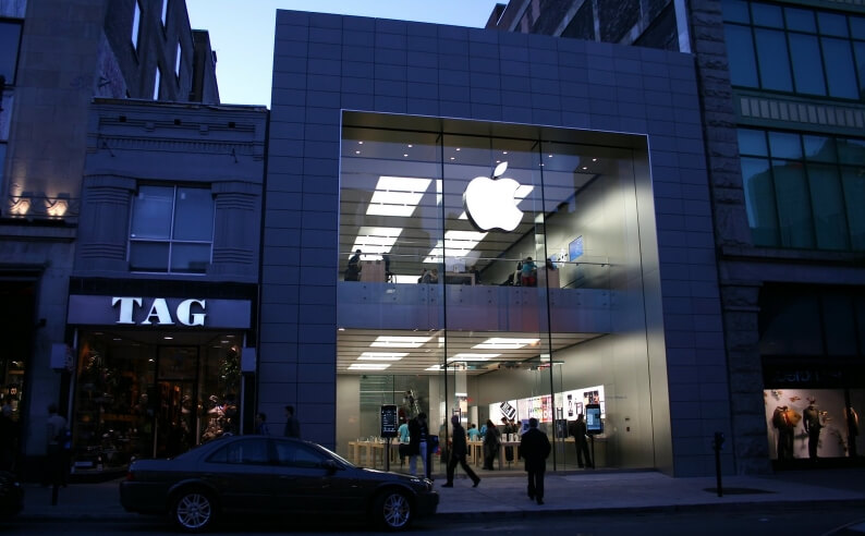 Apple Store в канадском Монреале вечернею порой Apple Store в канадском Монреале вечернею порой