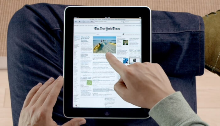C помощью iPad читают газеты C помощью iPad читают газеты