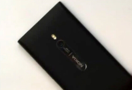 Nokia показала свой первый смартфон на платформе Windows Phone. Nokia показала свой первый смартфон на платформе Windows Phone. Фото.