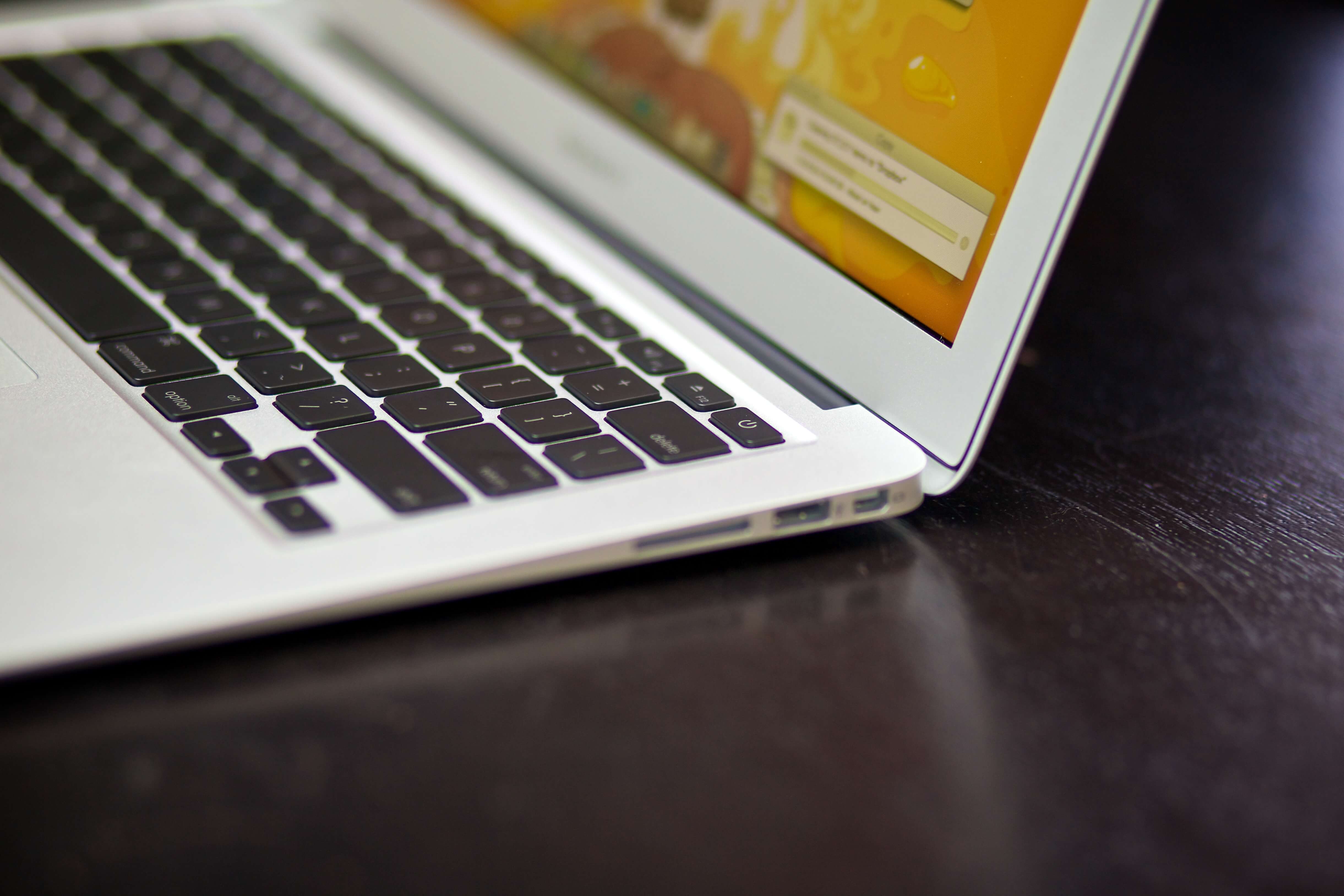 Главной целевой аудиторией MacBook Air являются студенты. Фото.