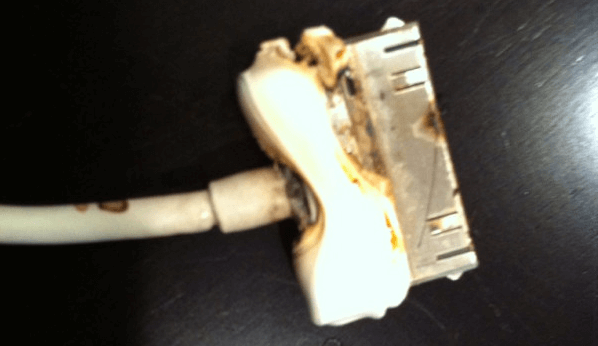 iPhone 4 чуть не загорелся после установки iOS 5. iPhone 4 чуть не загорелся после установки iOS 5. Фото.