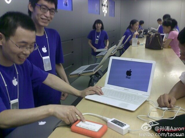 В китайских Apple Store обслуживают даже владельцев контрафакта. В китайских Apple Store обслуживают даже владельцев контрафакта. Фото.