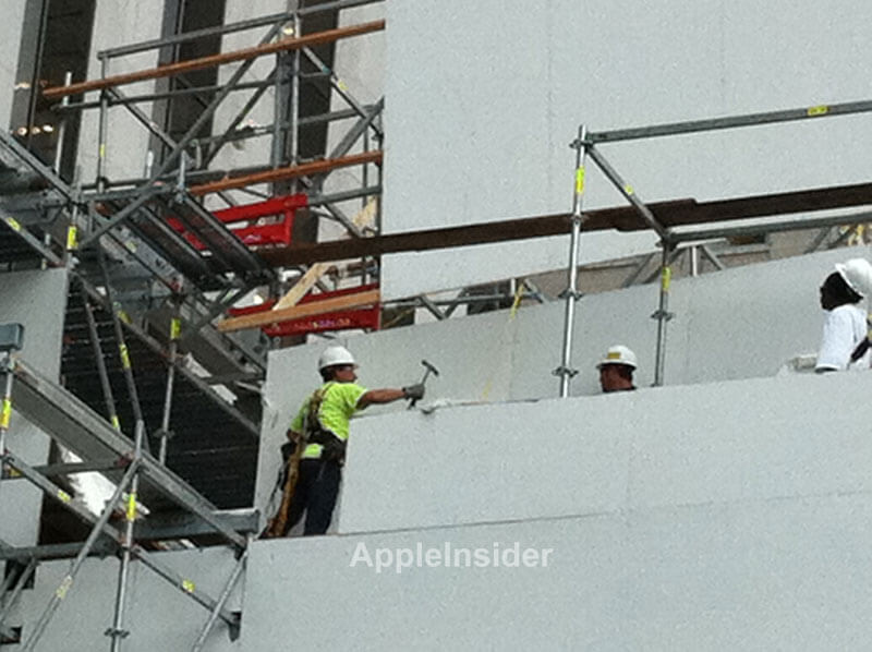 Apple начинает «раскрывать» новый стеклянный куб магазина на Пятой Авеню. Apple начинает «раскрывать» новый стеклянный куб магазина на Пятой Авеню. Фото.