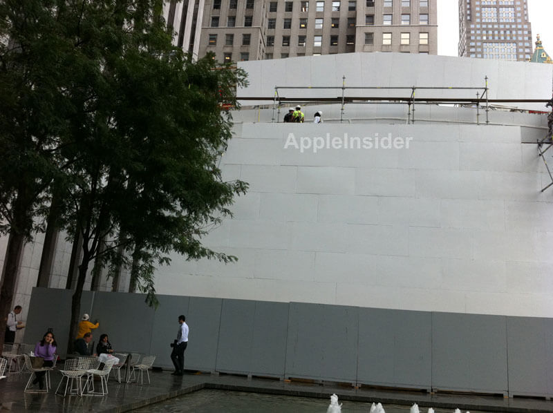 Apple начинает «раскрывать» новый стеклянный куб магазина на Пятой Авеню. Apple начинает «раскрывать» новый стеклянный куб магазина на Пятой Авеню. Фото.