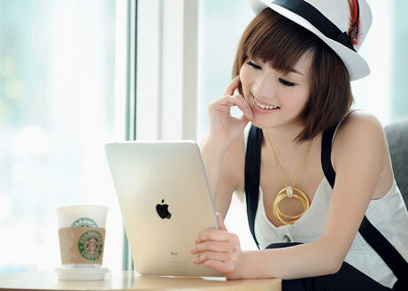 Девушка с кофе и iPad Девушка с кофе и iPad