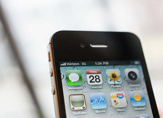 iPhone 4 остается лидером продаж в AT&T и Verizon. Фото.