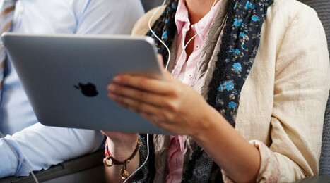 Qantas тестирует iPad 2 в качестве персонального развлекательного центра для пассажиров. Qantas тестирует iPad 2 в качестве персонального развлекательного центра для пассажиров. Фото.