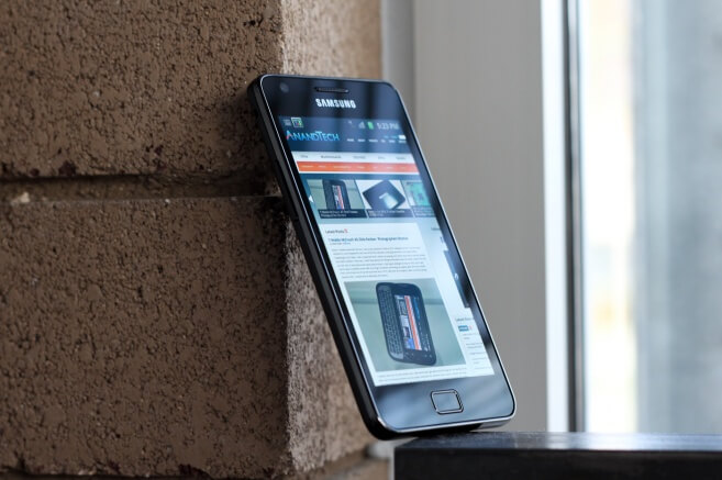 Сможет ли успешно конкурировать Galaxy S II с iPhone 5? Фото.