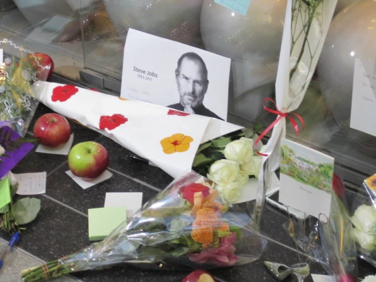 AppleInsider.ru посетил скорбящий Apple Store в Торонто AppleInsider.ru посетил скорбящий Apple Store в Торонто