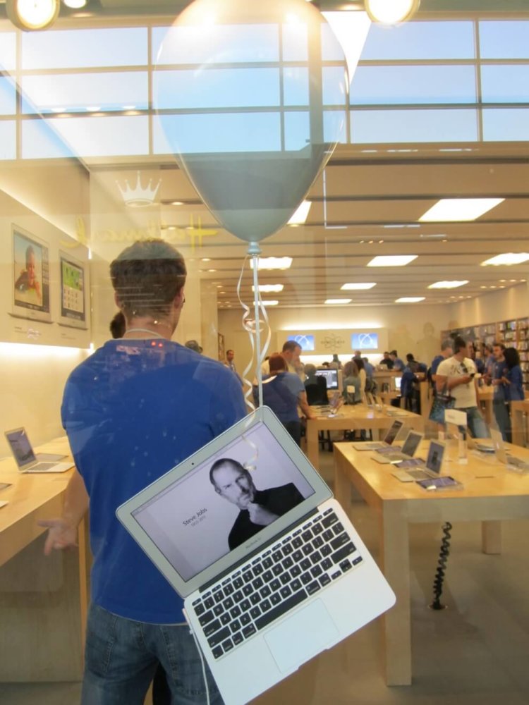 AppleInsider.ru посетил скорбящий Apple Store в Торонто AppleInsider.ru посетил скорбящий Apple Store в Торонто