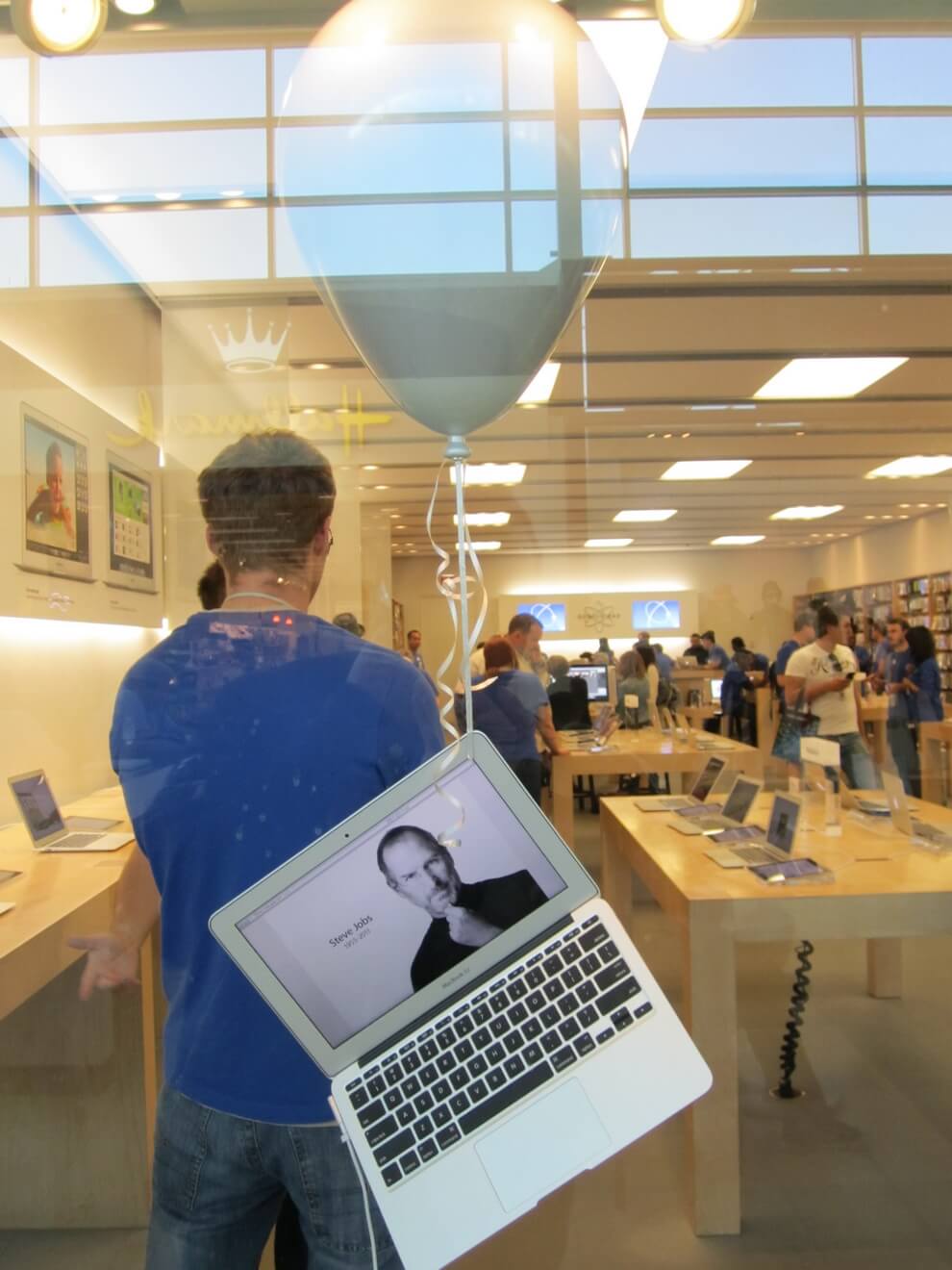 AppleInsider.ru посетил скорбящий Apple Store в Торонто AppleInsider.ru посетил скорбящий Apple Store в Торонто