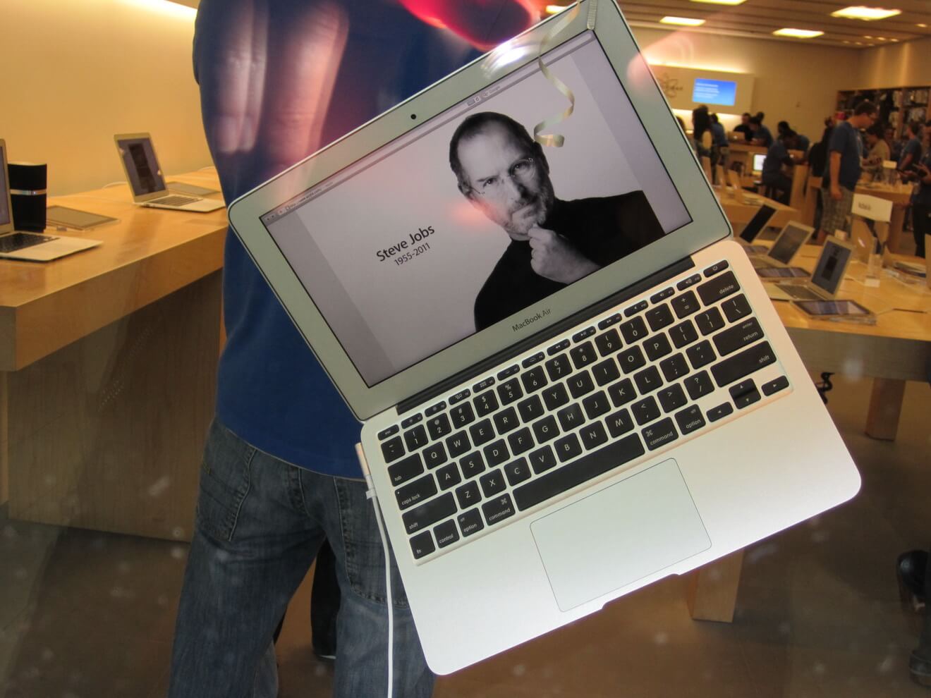 AppleInsider.ru посетил скорбящий Apple Store в Торонто AppleInsider.ru посетил скорбящий Apple Store в Торонто