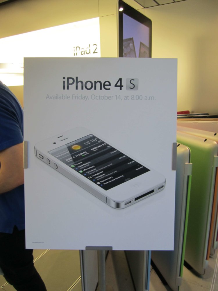 Очередь за iPhone 4S в Торонто (эксклюзивные фото). Фото.