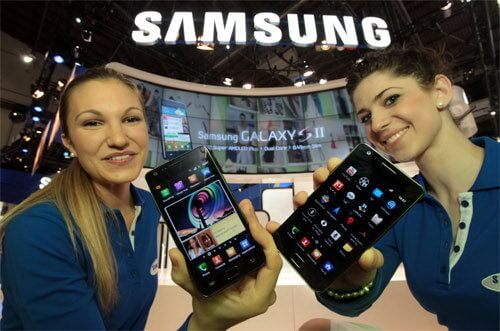 Реклама Samsung направлена на стоящих в очереди за iPhone. Фото.